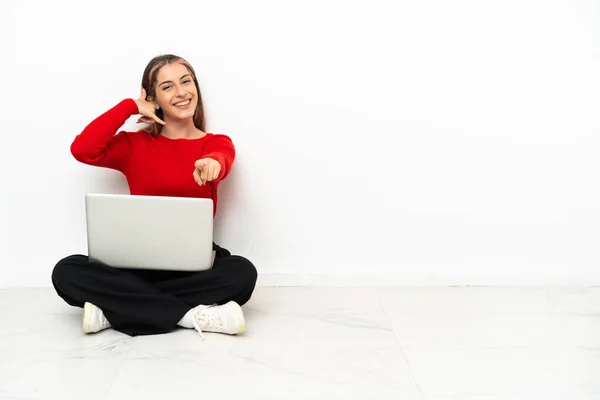 Junge Kaukasische Frau Mit Laptop Die Auf Dem Boden Sitzt — Stockfoto
