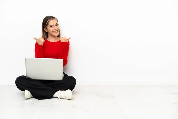 Junge Kaukasische Frau Mit Laptop Die Mit Erhobenem Daumen Auf — Stockfoto
