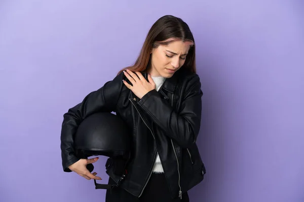 Mujer Caucásica Joven Sosteniendo Casco Motocicleta Aislado Sobre Fondo Púrpura —  Fotos de Stock