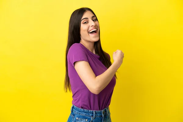 Junge Kaukasische Frau Auf Gelbem Hintergrund Die Einen Sieg Feiert — Stockfoto
