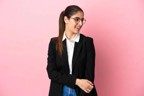 Jeune Femme Affaires Caucasienne Isolée Sur Fond Rose Regardant Côté — Photo
