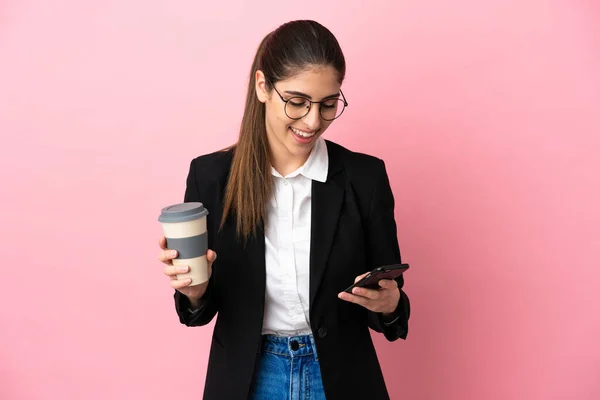 Νεαρή Καυκάσια Επιχειρηματίας Απομονωμένη Ροζ Φόντο Κρατώντας Καφέ Για Πάρει — Φωτογραφία Αρχείου