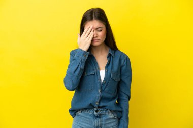 Sarı arka planda izole edilmiş, başı ağrıyan beyaz bir kadın.