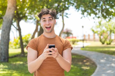Genç yakışıklı adam şaşırdı ve bir mesaj gönderiyor.