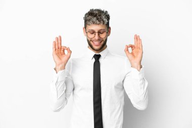 Beyaz arka planda Zen pozuyla izole edilmiş beyaz iş adamı