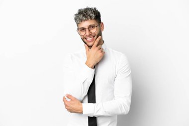 Beyaz arka planda izole edilmiş beyaz bir adam gülümsüyor.