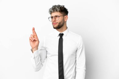 Beyaz arka planda izole edilmiş beyaz iş adamı şans diliyor ve en iyisini diliyor.