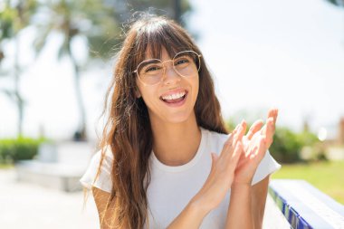Dışarıdaki genç kadın Gözlüklü ve alkışlayan