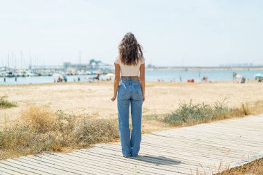 Dışarıda atlayan genç bir kadın.