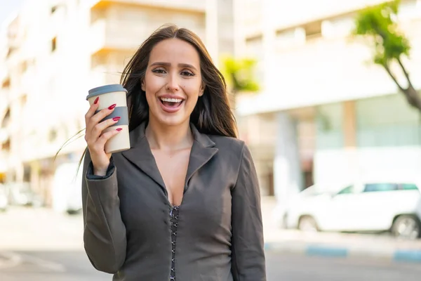 Ung Kvinna Som Håller Take Away Kaffe Utomhus Med Överraskning — Stockfoto