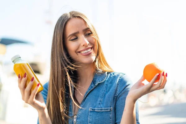 Молодая Женщина Улице Держит Апельсин Апельсиновый Сок — стоковое фото