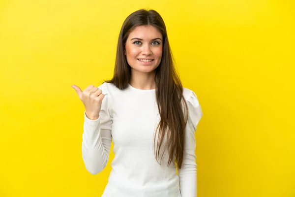 Young Caucasian Woman Isolated Yellow Background Pointing Side Present Product — Stock Photo, Image