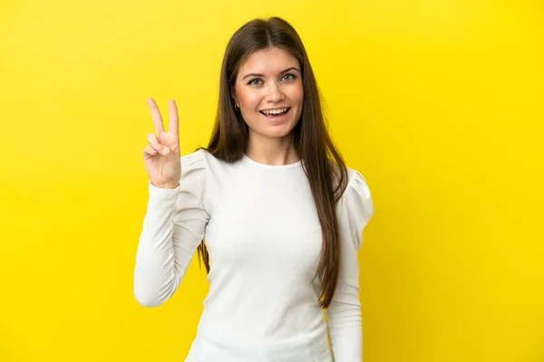 Młoda Kaukaska Kobieta Odizolowana Żółtym Tle Uśmiecha Się Pokazuje Znak — Zdjęcie stockowe