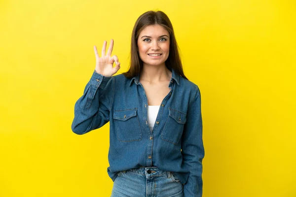 Młoda Kaukaska Kobieta Odizolowana Żółtym Tle Pokazuje Znak Palcami — Zdjęcie stockowe