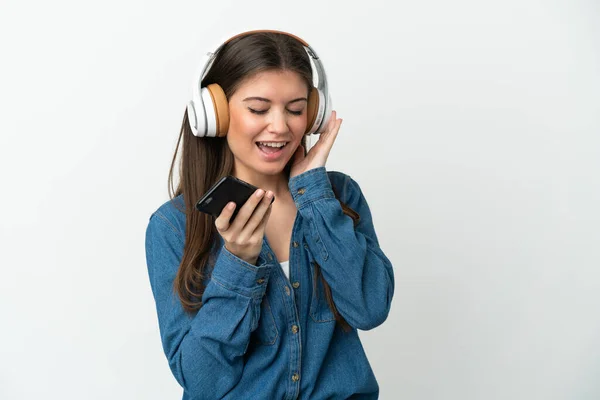 Młoda Kaukaska Kobieta Odizolowana Białym Tle Słuchanie Muzyki Telefonu Komórkowego — Zdjęcie stockowe
