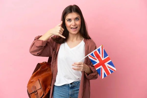 Молодая Белая Женщина Флагом Великобритании Розовом Фоне Делает Телефонный Жест — стоковое фото