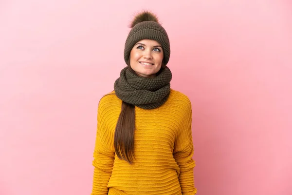 Ung Kaukasisk Flicka Med Vinter Hatt Isolerad Rosa Bakgrund Tänker — Stockfoto