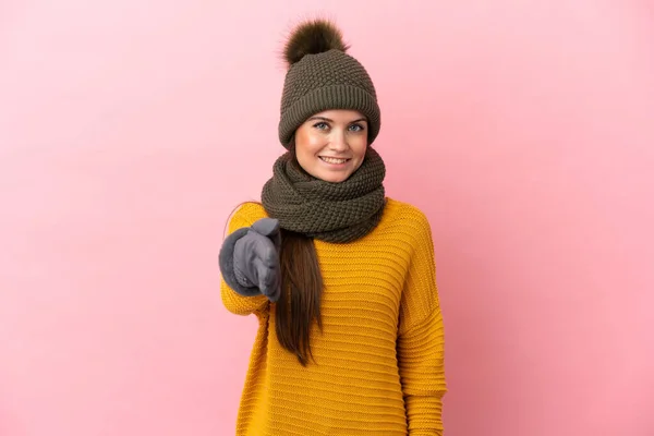 Ung Kaukasisk Flicka Med Vinter Hatt Isolerad Rosa Bakgrund Skakar — Stockfoto
