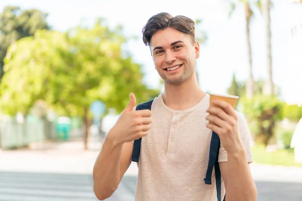 Νεαρός Όμορφος Άντρας Που Κρατάει Τον Καφέ Του Έξω Τους — Φωτογραφία Αρχείου