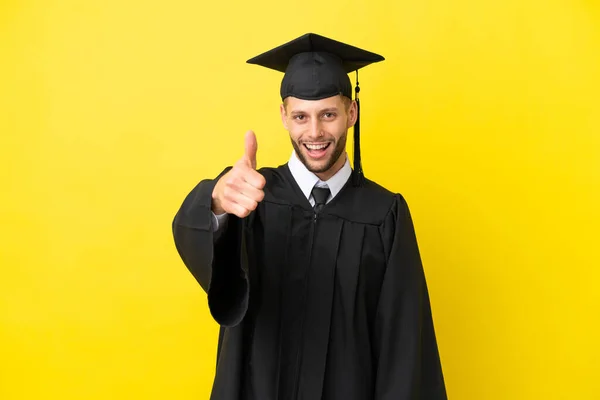 Νεαρός Απόφοιτος Πανεπιστημίου Καυκάσιος Άνδρας Απομονωμένος Κίτρινο Φόντο Αντίχειρες Επάνω — Φωτογραφία Αρχείου