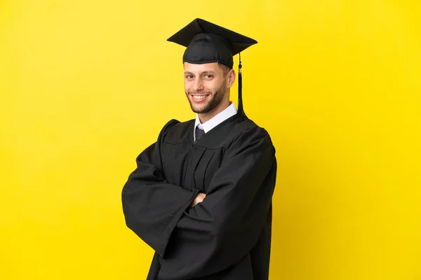 Üniversite Mezunu Beyaz Bir Adam Sarı Arka Planda Izole Edilmiş — Stok fotoğraf