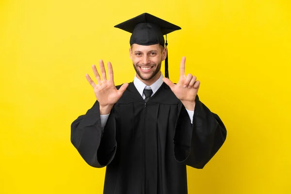 Νεαρός Απόφοιτος Πανεπιστημίου Καυκάσιος Άνδρας Απομονωμένος Κίτρινο Φόντο Μετρώντας Επτά — Φωτογραφία Αρχείου