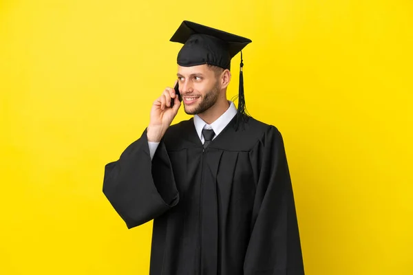Νεαρός Απόφοιτος Πανεπιστημίου Καυκάσιος Άνδρας Απομονωμένος Κίτρινο Φόντο Κρατώντας Μια — Φωτογραφία Αρχείου