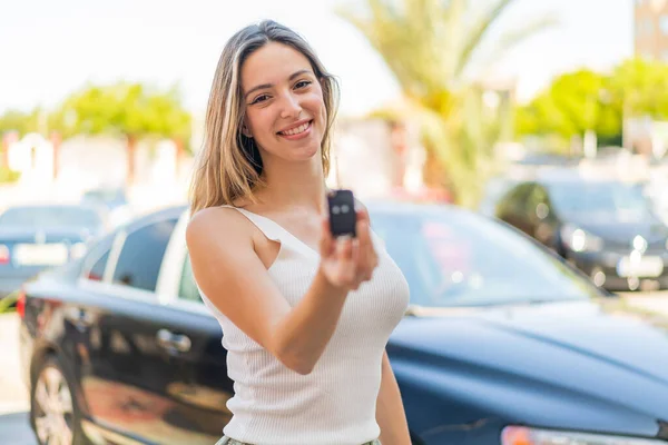 Νεαρή Όμορφη Γυναίκα Κρατώντας Κλειδιά Του Αυτοκινήτου Εξωτερικούς Χώρους Ευτυχισμένη — Φωτογραφία Αρχείου