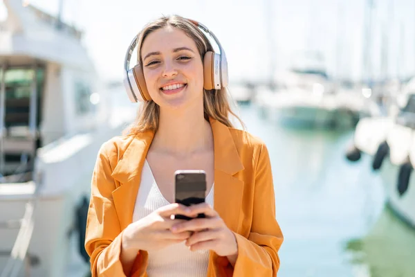 Fiatal Csinos Szabadban Zenét Hallgat Egy Mobil Néz Előre — Stock Fotó