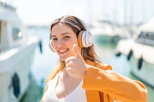 Young Pretty Woman Outdoors Listening Music Thumb — Stock Photo, Image