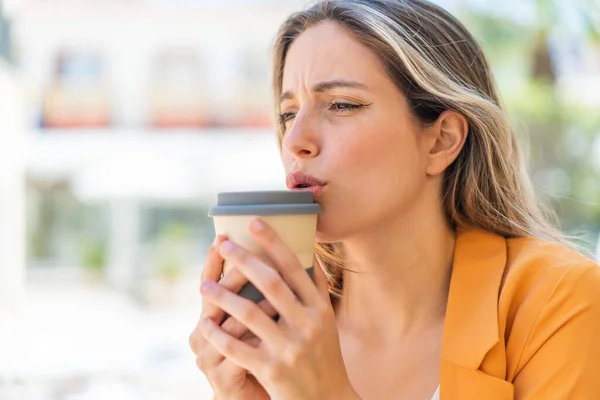 Dışarıdaki Güzel Kadın Elinde Kahve Tutuyor — Stok fotoğraf