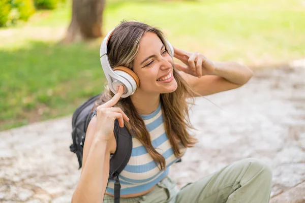 Young Pretty Woman Outdoors Listening Music — Stock Photo, Image