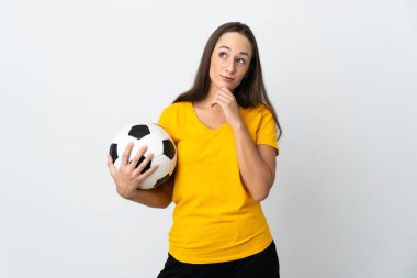Genç futbolcu kadın izole edilmiş beyaz arka plan ve yukarı bakıyor