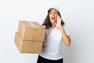 Tecrit edilmiş beyaz arka planda genç teslimatçı kadın ağzı açık bağırıyor.