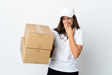 Genç teslimatçı kadın izole edilmiş beyaz arka planda mutlu ve gülümsüyor.