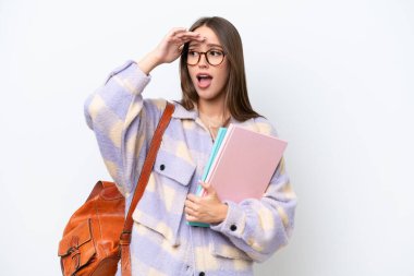 Beyaz arka planda izole edilmiş genç ve güzel bir bayan. Yan tarafa bakarken sürpriz jest yapıyor.