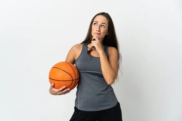 若いです女性遊びバスケットボール上の隔離された白い背景を持っている疑問と思考 — ストック写真