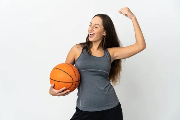 Junge Frau Spielt Basketball Vor Isoliertem Weißen Hintergrund Und Feiert — Stockfoto