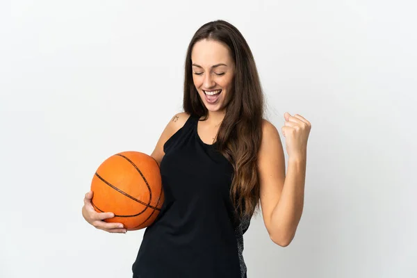 Zole Edilmiş Beyaz Arka Planda Basketbol Oynayan Genç Spanyol Kadın — Stok fotoğraf