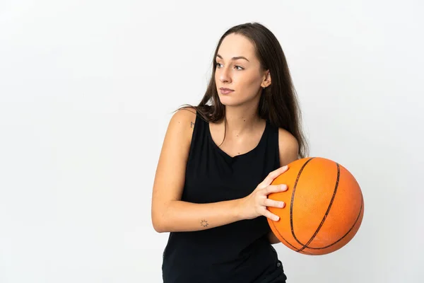 Giovane Donna Ispanica Sfondo Bianco Isolato Giocare Basket — Foto Stock
