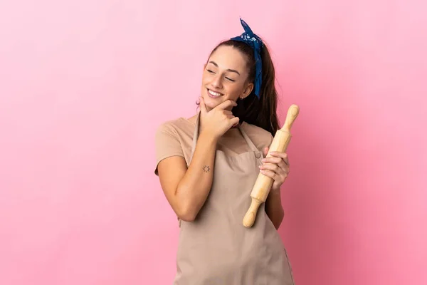 Jeune Femme Tenant Rouleau Pâtisserie Regardant Vers Côté Souriant — Photo