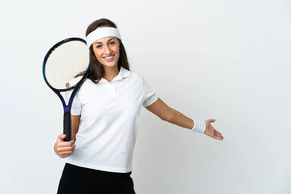 若いです女性テニスプレーヤー上の隔離された白い背景拡張手への招待のために来る — ストック写真