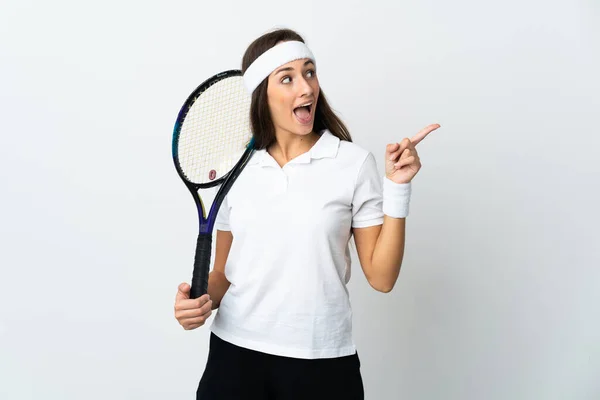 指を持ち上げながら解決策を実現しようとする隔離された白い背景の上に若い女性テニス選手 — ストック写真