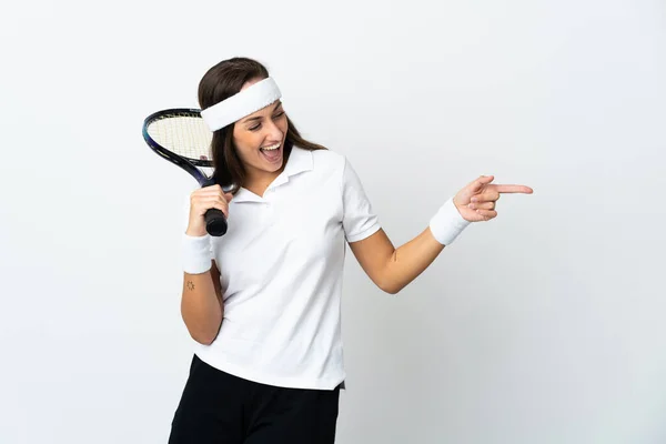 若いです女性テニス選手上の隔離された白い背景指差し指に側と製品を提示 — ストック写真