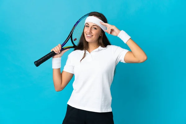 Молода Іспаномовна Жінка Над Ізольованим Синім Тлом Грає Теніс — стокове фото