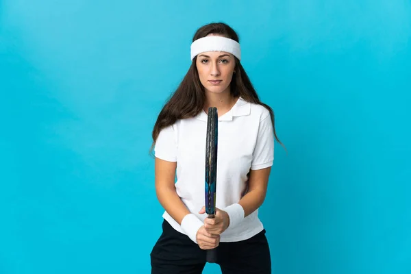 Junge Hispanische Frau Vor Isoliertem Blauen Hintergrund Spielt Tennis — Stockfoto