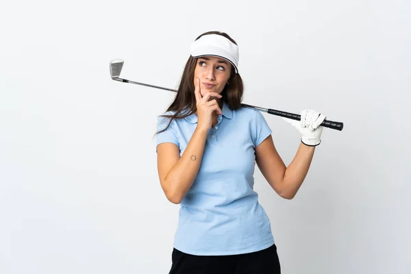 年轻的高尔夫球手女人越过孤立的白色背景 一边举目一边怀疑 — 图库照片