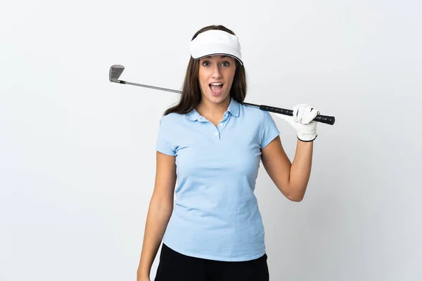 年轻的高尔夫球手女人在孤立的白色背景上有着惊讶的面部表情 — 图库照片