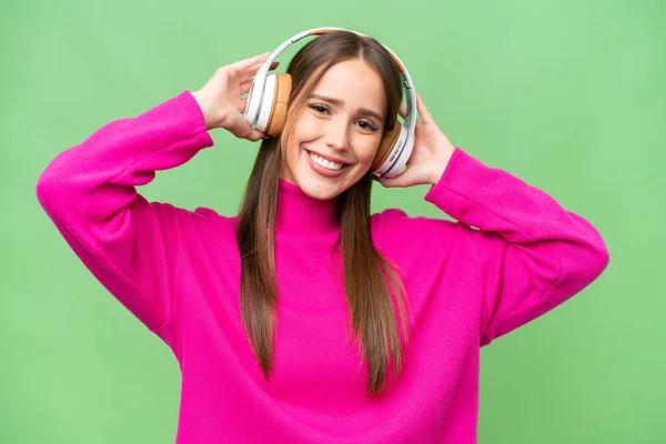 Junge Schöne Kaukasische Frau Über Isoliertem Hintergrund Musik Hören — Stockfoto