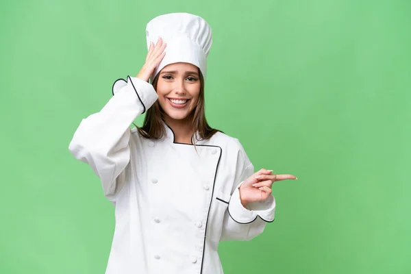 Giovane Chef Donna Caucasica Sfondo Isolato Sorpreso Puntare Dito Verso — Foto Stock